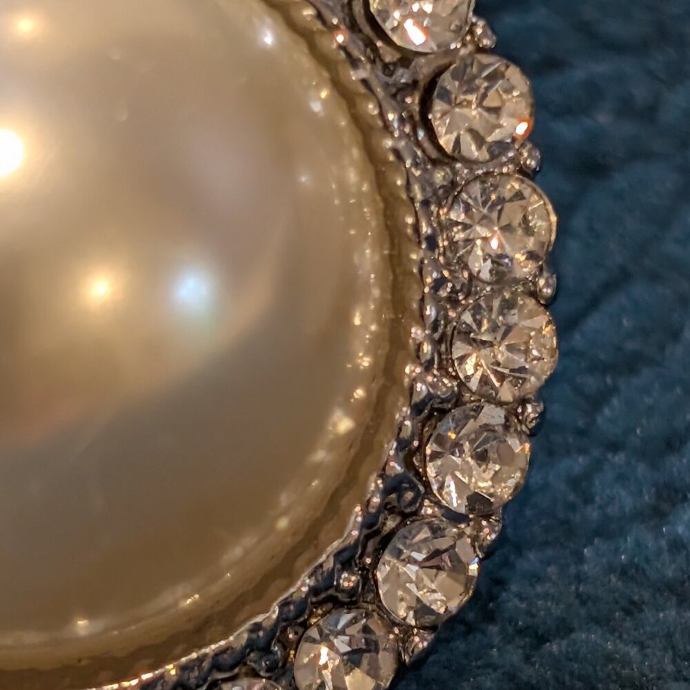 Button faux pearl earrings
